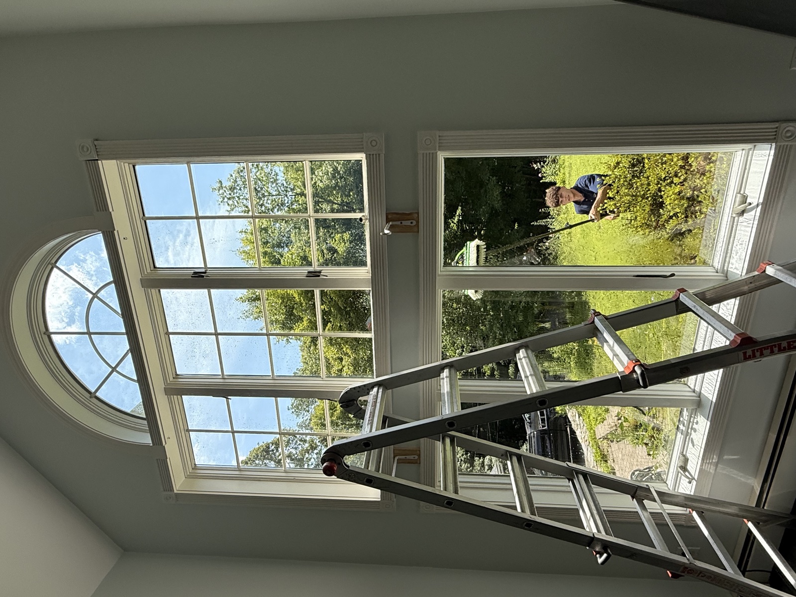 Interior arched Palladian window cleaned by Clear View Window Co. in Connecticut