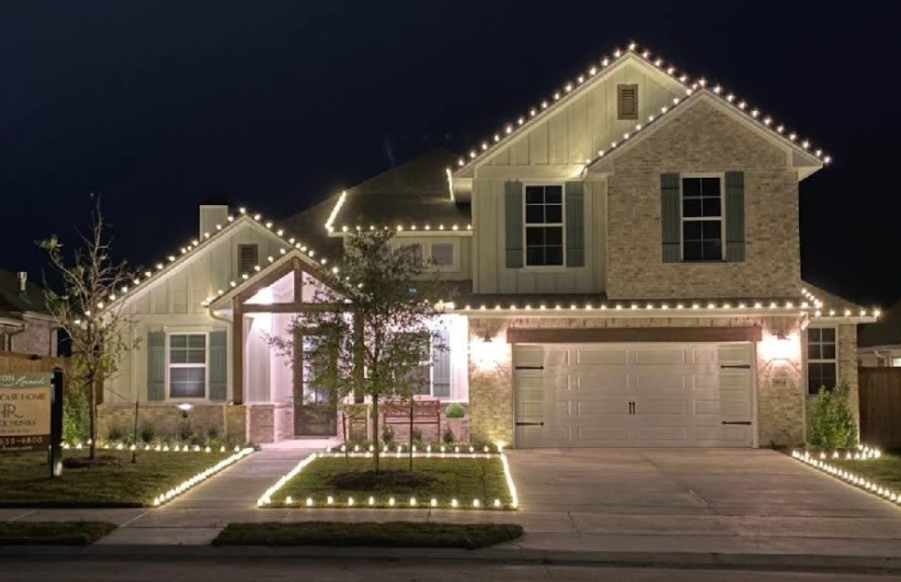 Example of warm-white C9 roofline lighting on a home, illustrating the style of display Evergreen installs